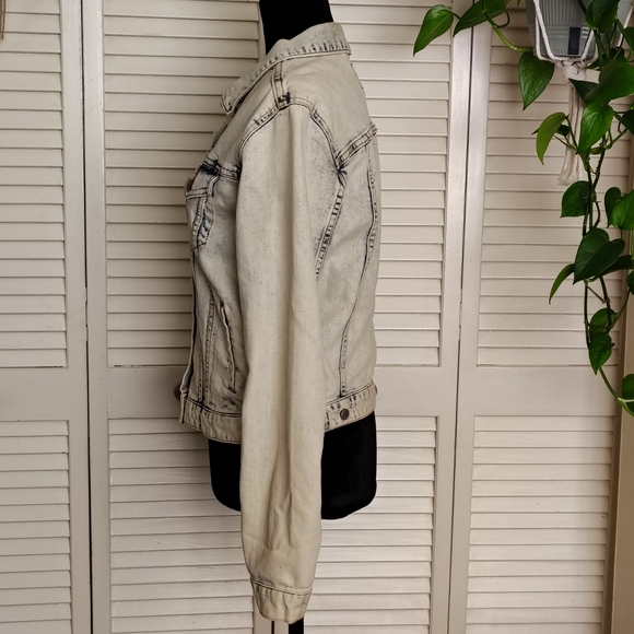 GAP Light Wash Denim Jacket - Picture 4 of 9